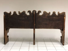 Panca in noce con stemma nobiliare intagliato sullo schienale. XVII secolo