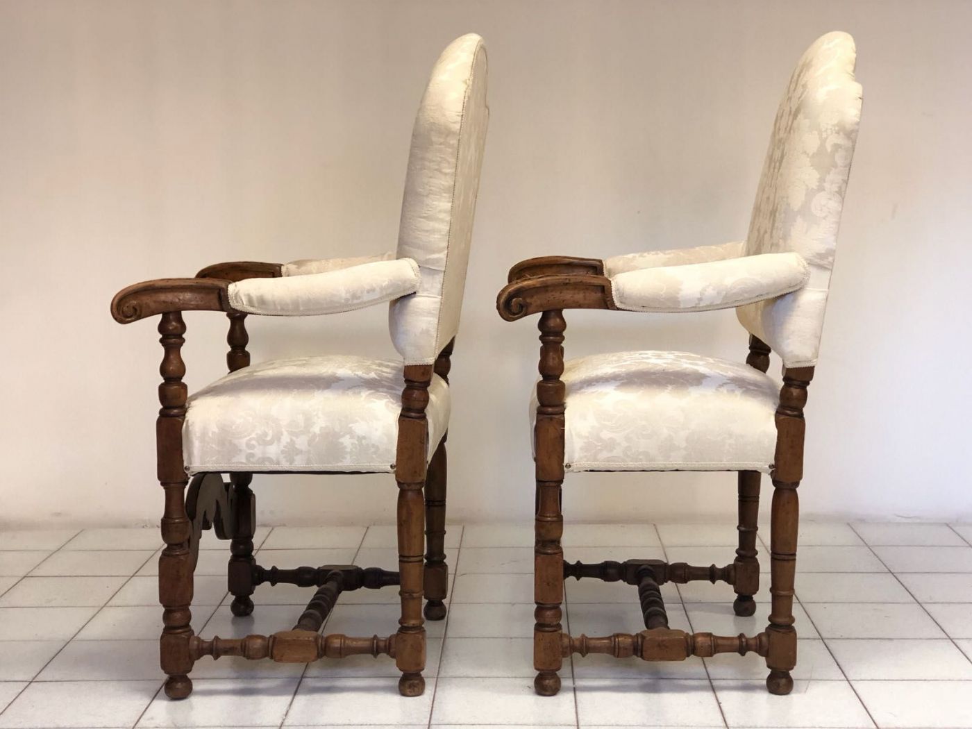 Pair of walnut thrones. Lombardy 18th century