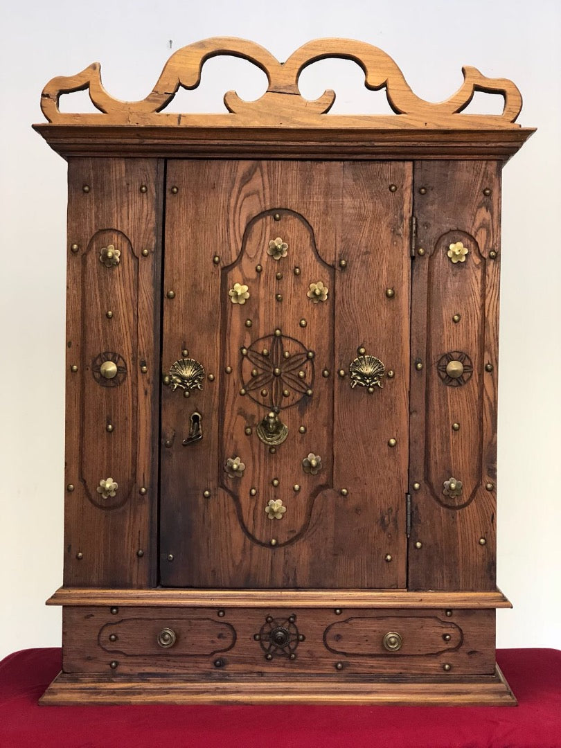 Wall cabinet in elm with studs. Emilia Romagna 18th century