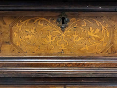 Canterano in noce intarsiato . Verona XVII secolo