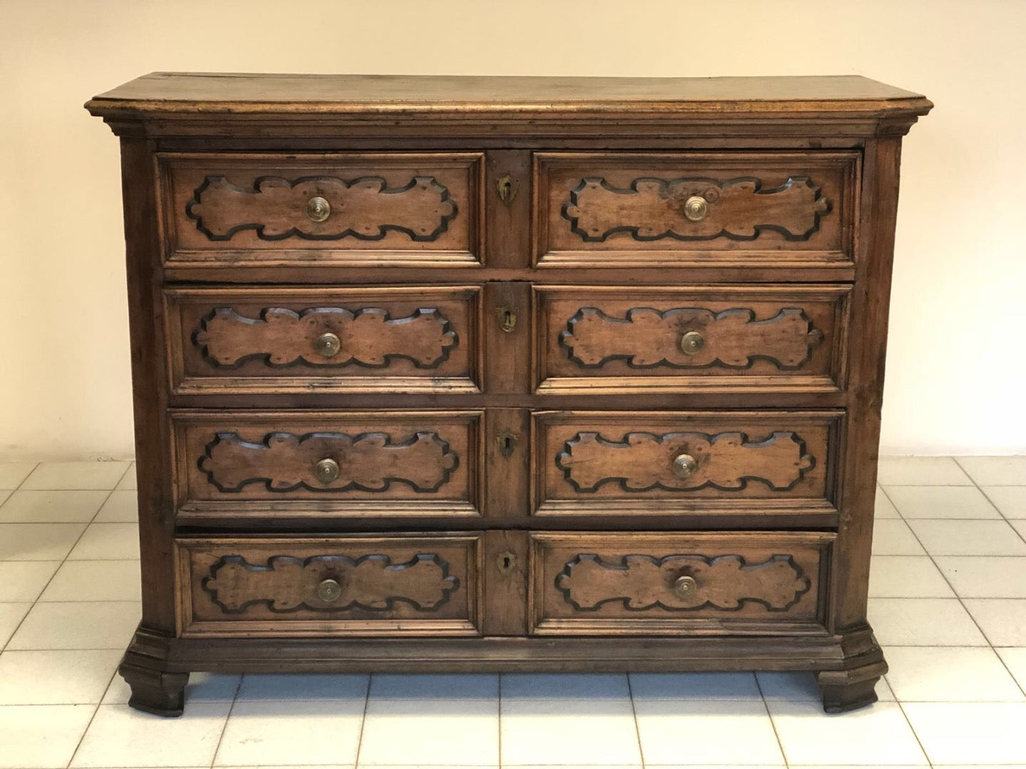 Lombard walnut chest of drawers. 17th century