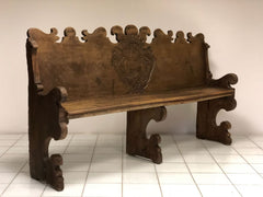 Panca in noce con stemma nobiliare intagliato sullo schienale. XVII secolo
