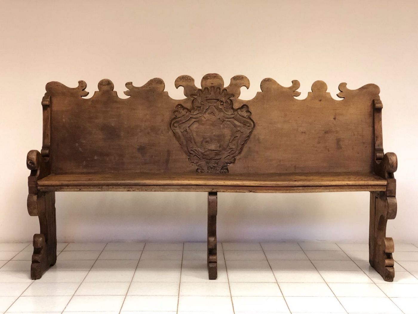 Panca in noce con stemma nobiliare intagliato sullo schienale. XVII secolo