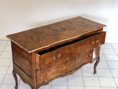 Cassettone mosso sul fronte Luigi XV. Venezia XVIII secolo