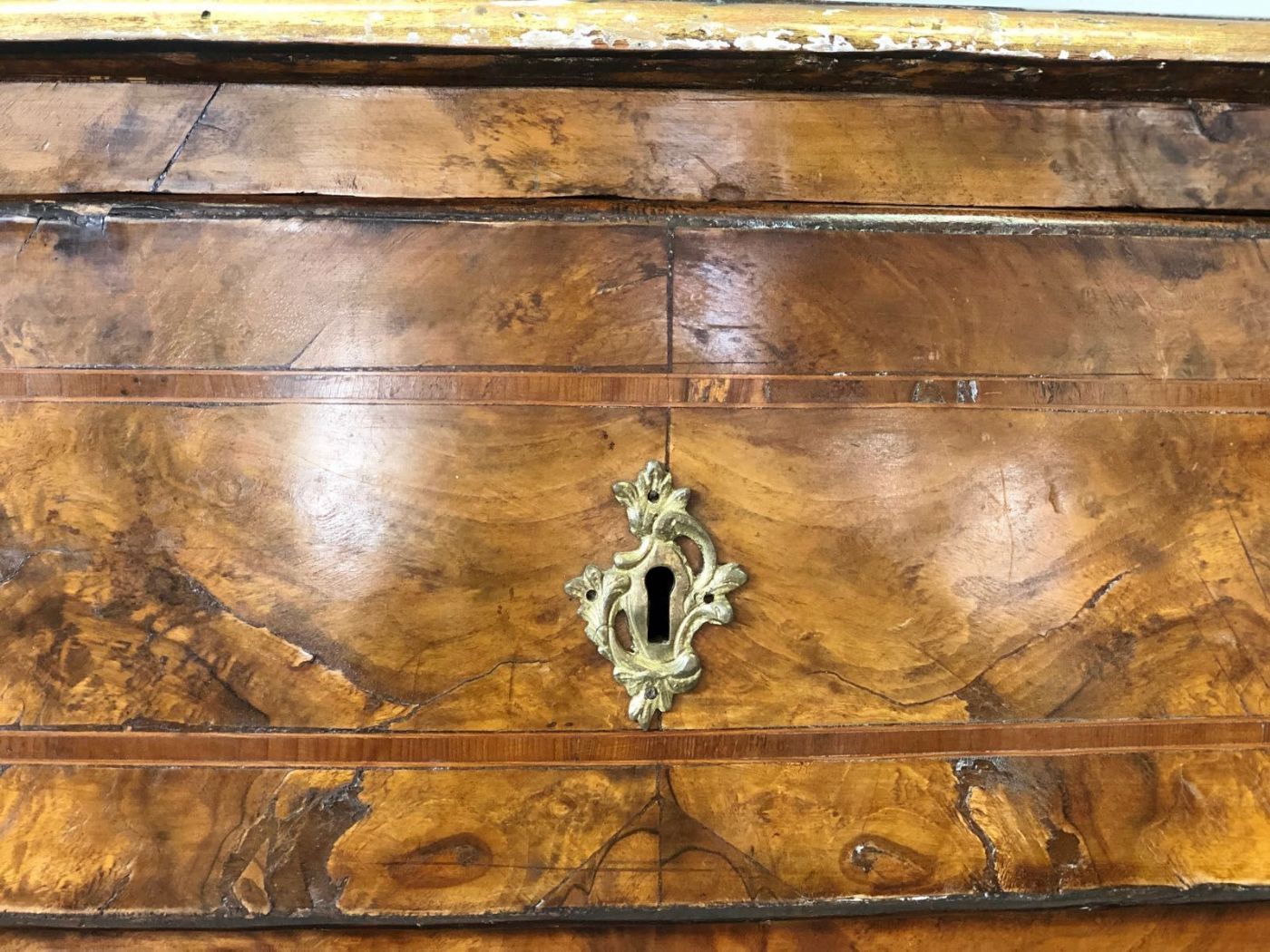 Louis XV chest of drawers with a curved front. Venice, 18th century