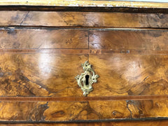 Cassettone mosso sul fronte Luigi XV. Venezia XVIII secolo