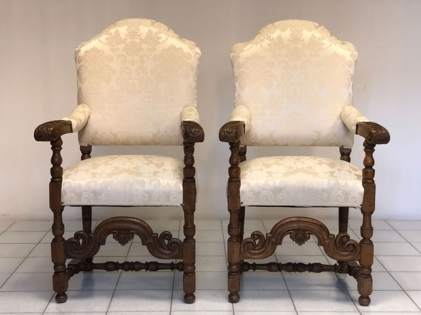 Pair of walnut thrones. Lombardy 18th century