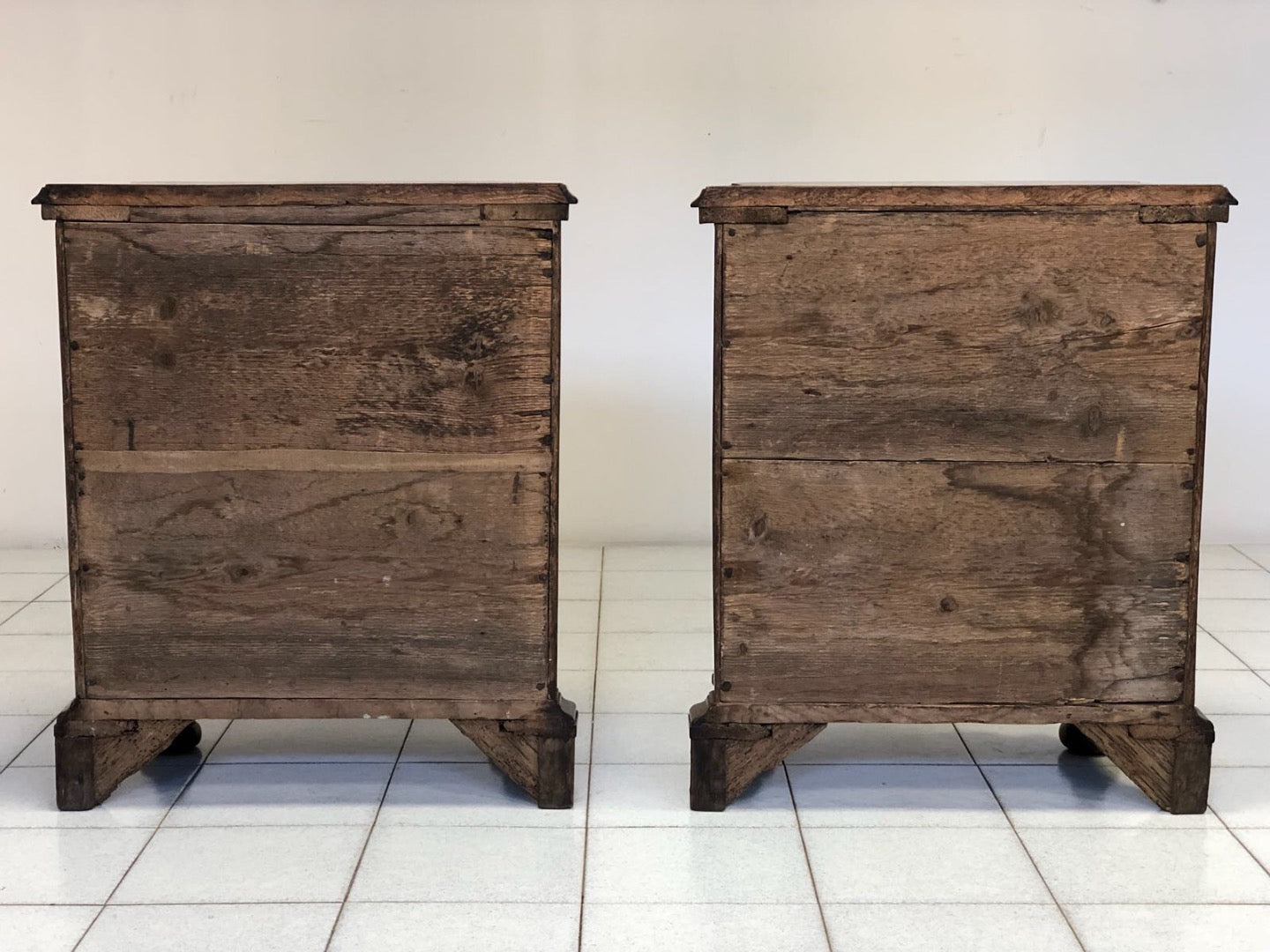 Pair of bedside tables with curved front and sides in burl. Louis XV