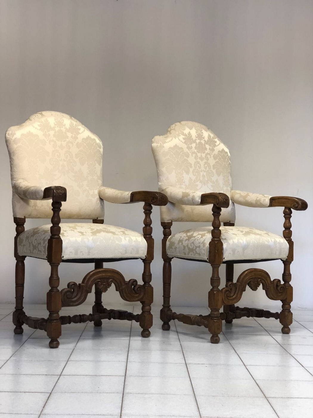Pair of walnut thrones. Lombardy 18th century