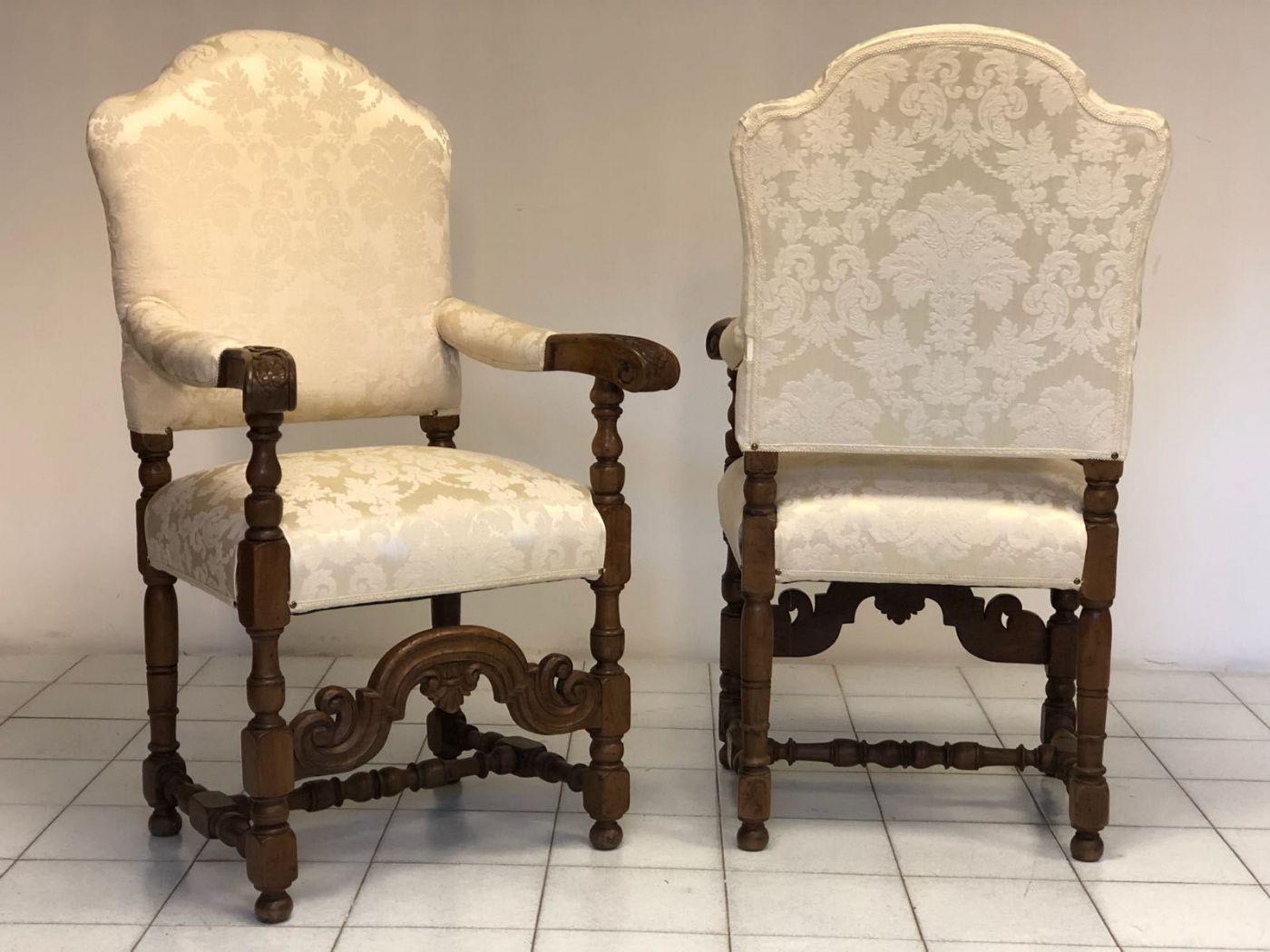 Pair of walnut thrones. Lombardy 18th century