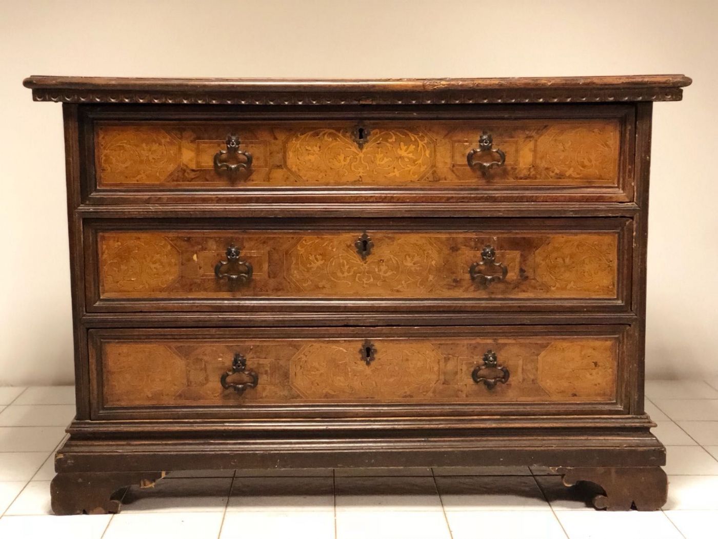 Inlaid walnut chest of drawers. Verona, 17th century