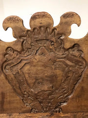 Panca in noce con stemma nobiliare intagliato sullo schienale. XVII secolo