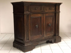Credenza in noce e radica . Modena Bologna XVII secolo