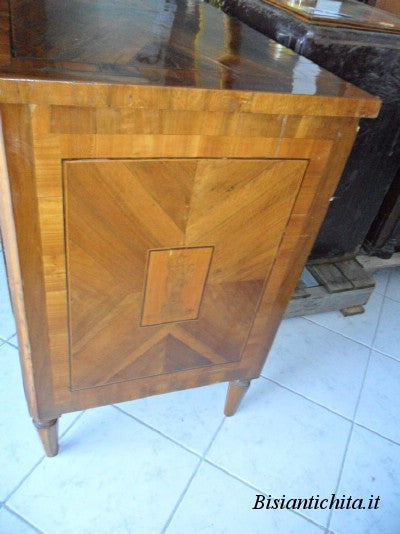 Cassettone lombardo Luigi xvi lastronato con figure