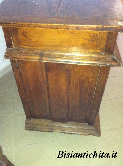 Credenza in noce epoca fine '600 primi '700 bugnata
