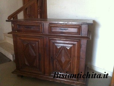 Credenza in noce epoca fine '600 primi '700 bugnata