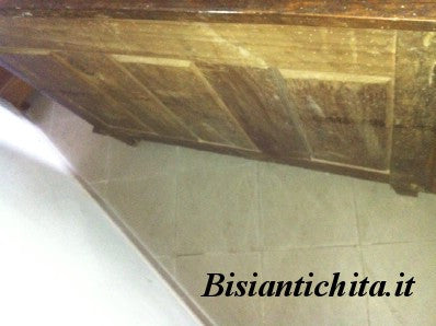 Credenza in noce epoca fine '600 primi '700 bugnata