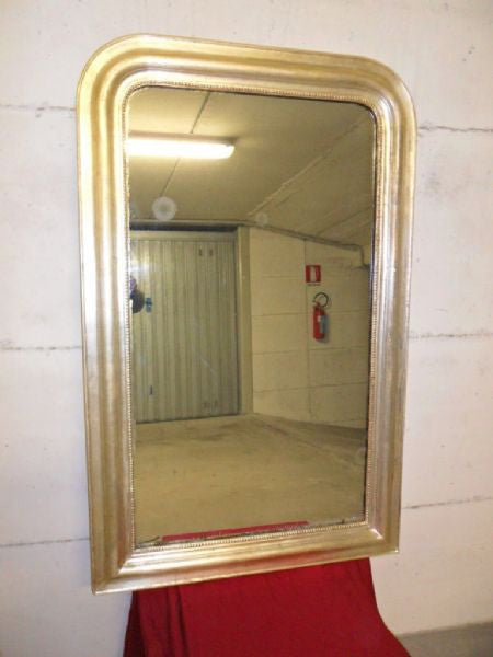 Specchiera in foglia d' argento con vetro al mercurio.