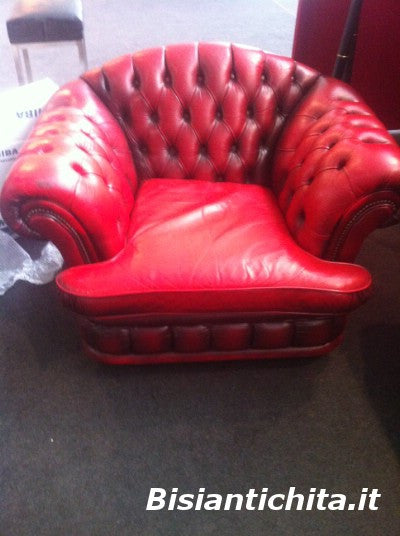 Divano tre posti chesterfield in cuoio rosso vinaccia con due poltrone