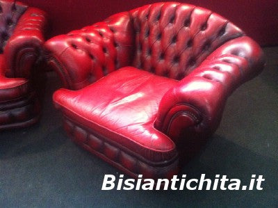 Divano tre posti chesterfield in cuoio rosso vinaccia con due poltrone