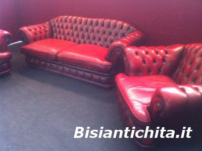 Divano tre posti chesterfield in cuoio rosso vinaccia con due poltrone