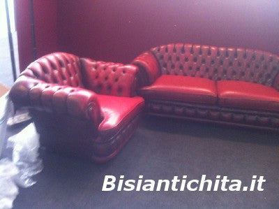 Divano tre posti chesterfield in cuoio rosso vinaccia con due poltrone