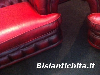Divano tre posti chesterfield in cuoio rosso vinaccia con due poltrone