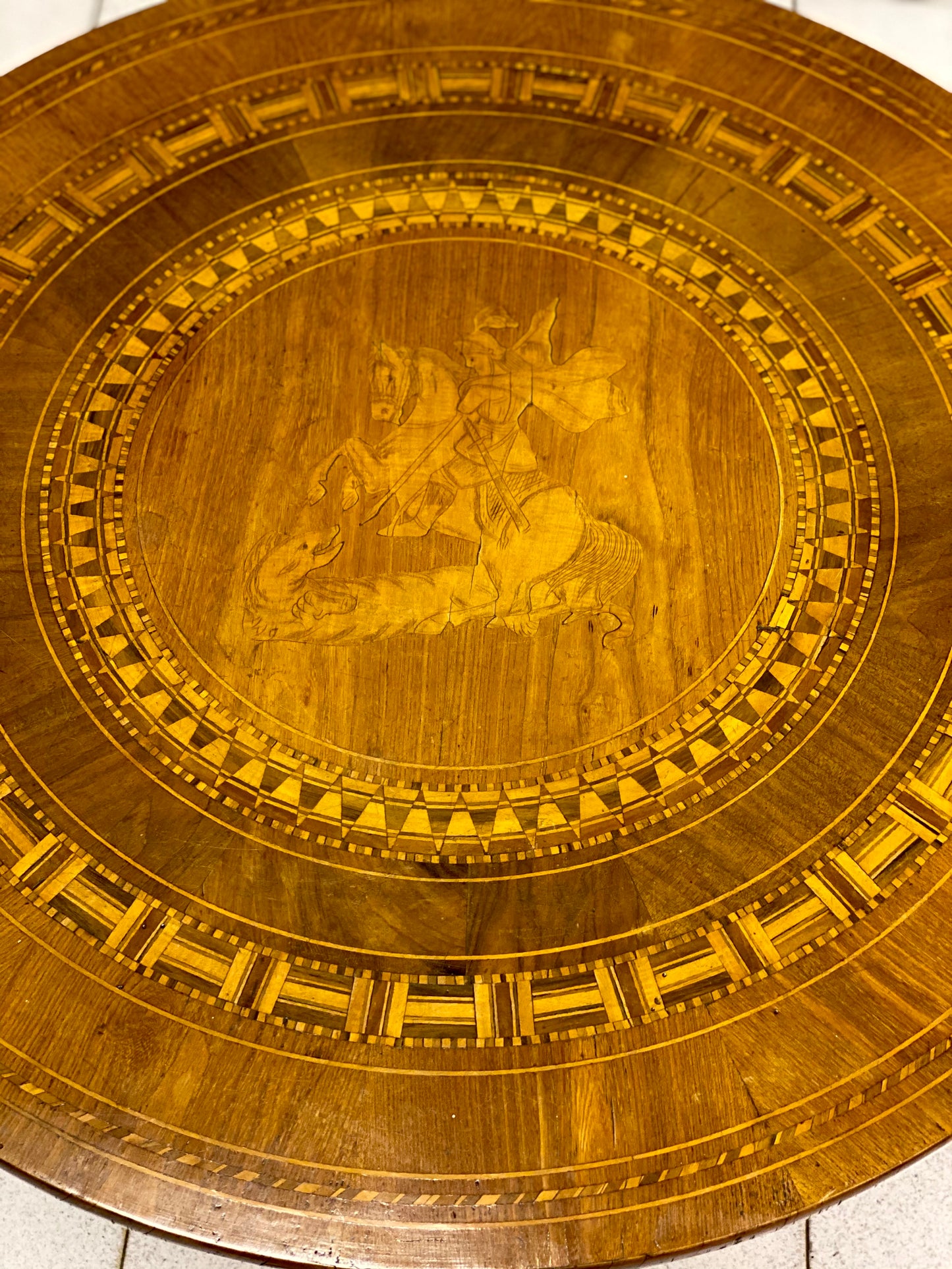 Tavolino di Rolo con san Giorgio e il drago . XIX secolo