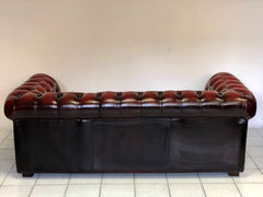 Divano Chesterfield cuoio bordeaux. Inghilterra XX secolo