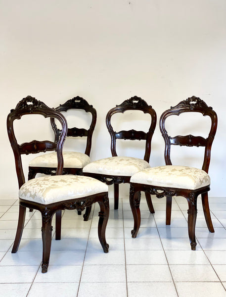 Quattro sedie in noce Luigi Filippo . Restaurate