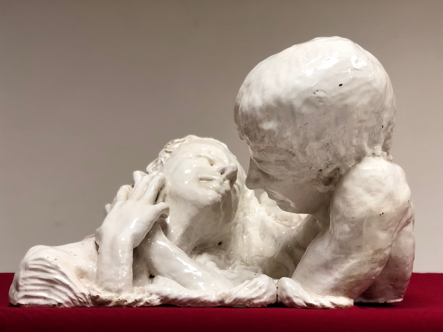 Scultura in maiolica dipinta . Coppia di innamorati XIX secolo