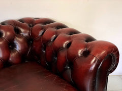 Divano Chesterfield cuoio bordeaux. Inghilterra XX secolo
