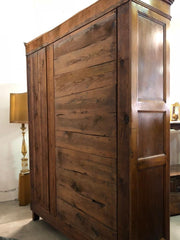 Armadio noce tre porte lombardo Carlo X . Restaurato .