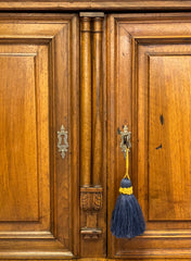 Credenza doppio corpo in noce . XVIII secolo