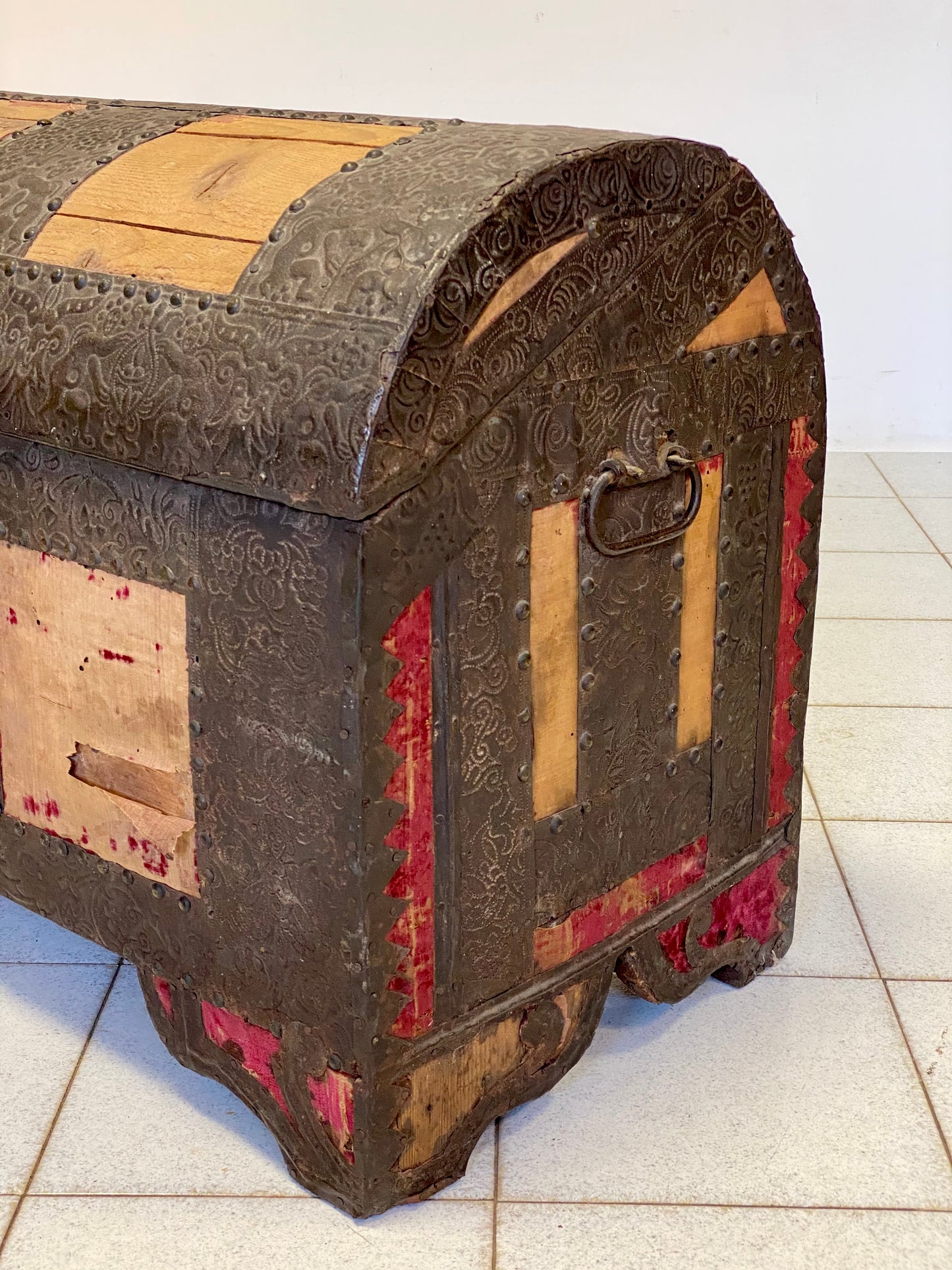 Chest covered in embossed sheet metal and velvet panels. Venice 16th century