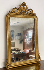 Specchiera Luigi Filippo lombarda in legno dorato e intagliato . XIX secolo