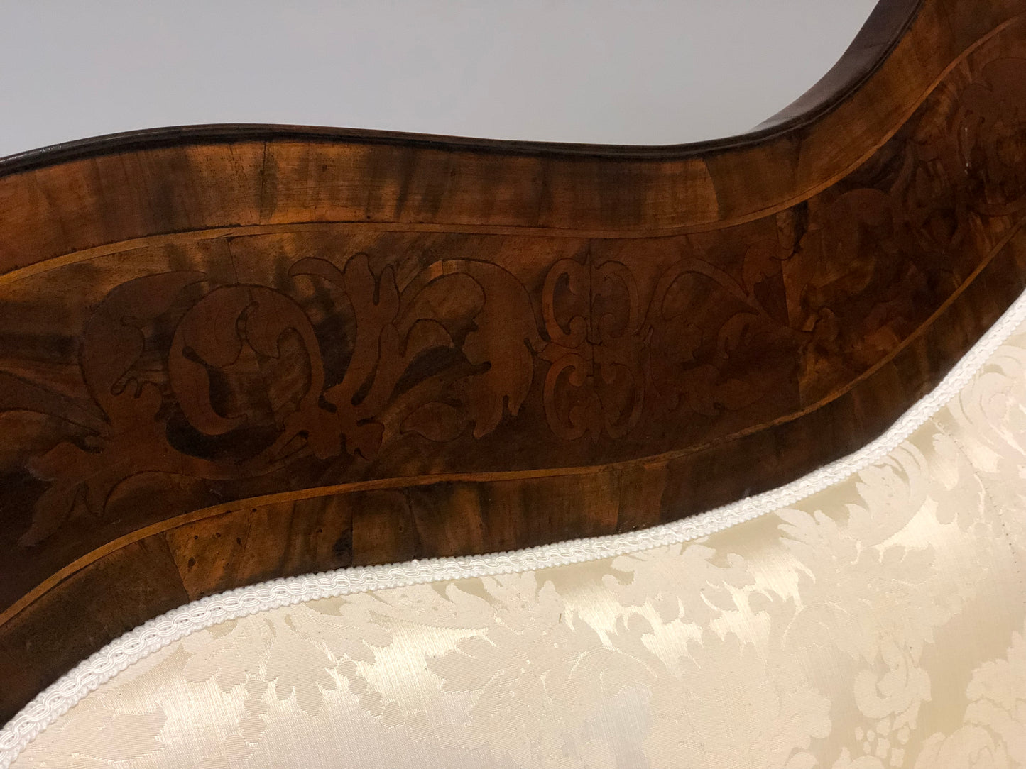 Sofa inlaid with walnut and walnut feathers. Early 19th century