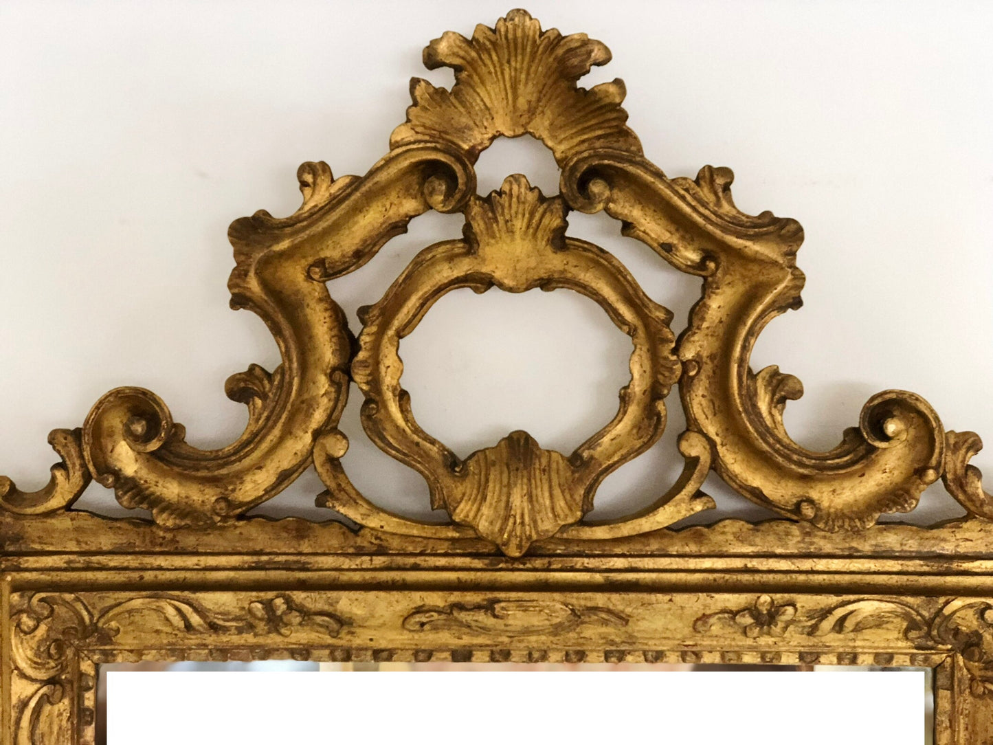 Specchiera intagliata e dorata . Venezia inizio XIX secolo