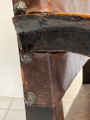 Trono Lombardo in noce con borchie . XVI - XVII secolo