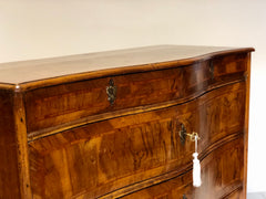 Cassettone lombardo bombato Luigi XV. . XVIII secolo