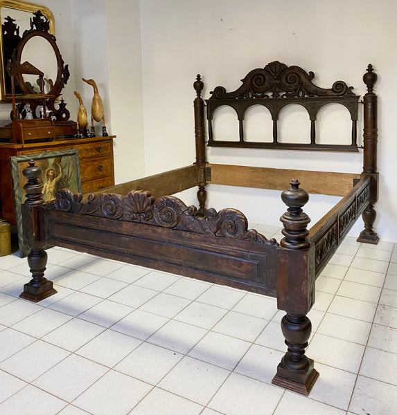 Letto in noce matrimoniale . XVII secolo
