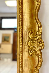 Grande specchiera lombarda in legno intagliato dorato a foglia . XIX secolo