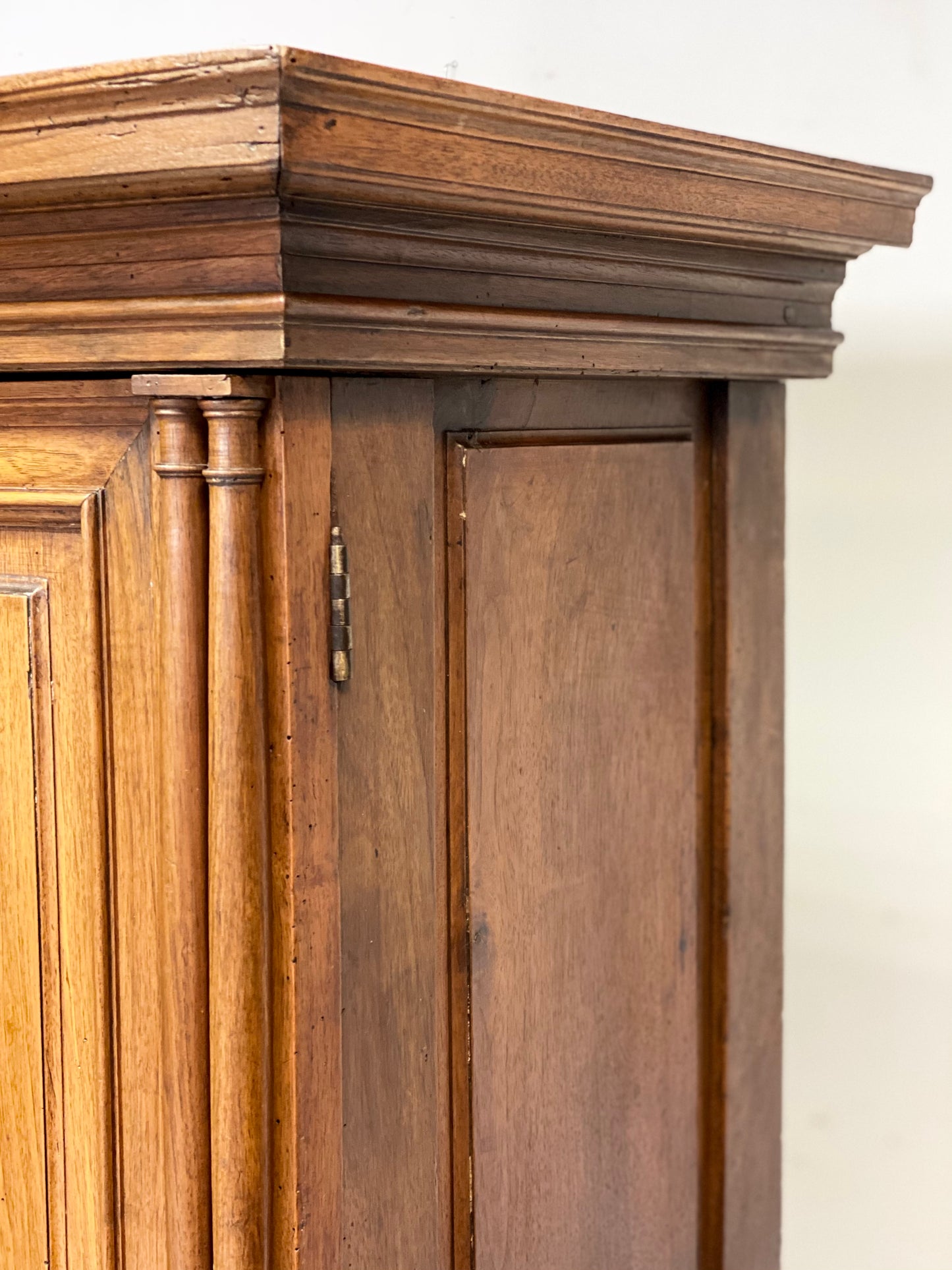 Credenza doppio corpo in noce . XVIII secolo