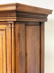 Credenza doppio corpo in noce . XVIII secolo