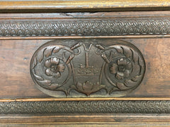 Cassapanca lombarda in noce con cariatide . Inizio 600