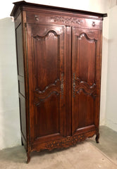 Armadio Luigi XV intagliato ciliegio .XVIII secolo