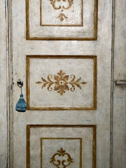 Armadio dipinto e decorato . Piemonte inizio XIX secolo