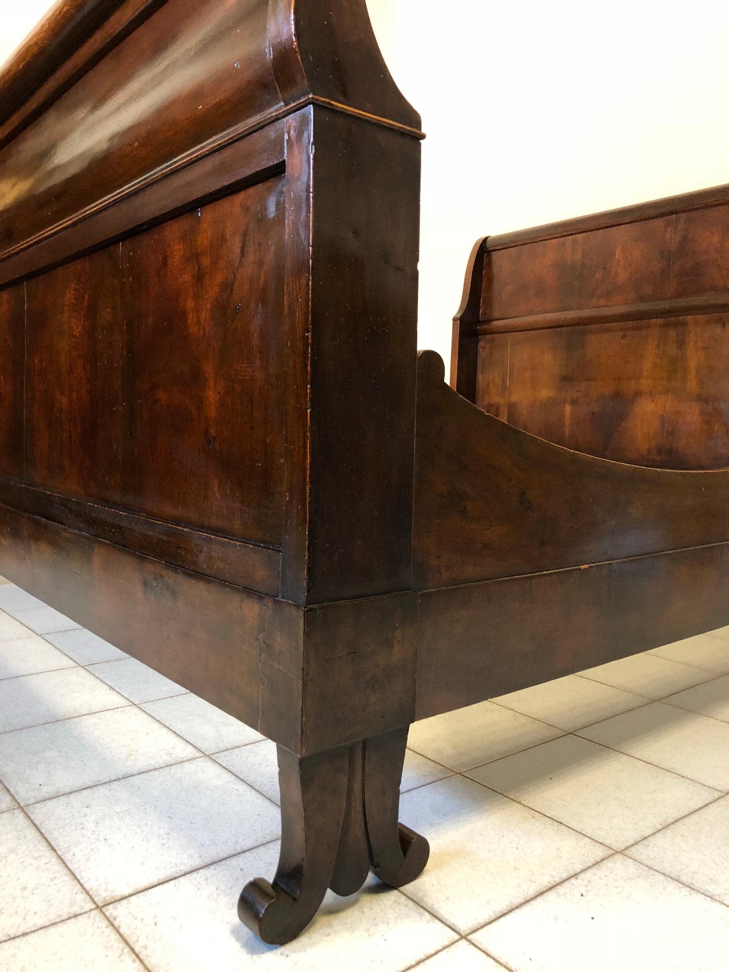 Double boat bed in walnut and Lombard walnut root Carlo X