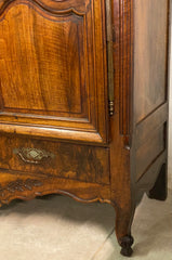 Armadio Luigi XV in noce . Restaurato. XVIII secolo