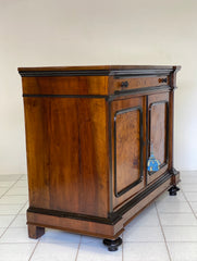 Credenza lombarda due porte noce e radica .XIX secolo